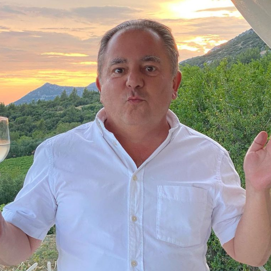 Zaglądamy do szafy Makłowicza. Te trzy koszule w jego stylu powinien mieć każdy facet na wiosnę i lato 2023